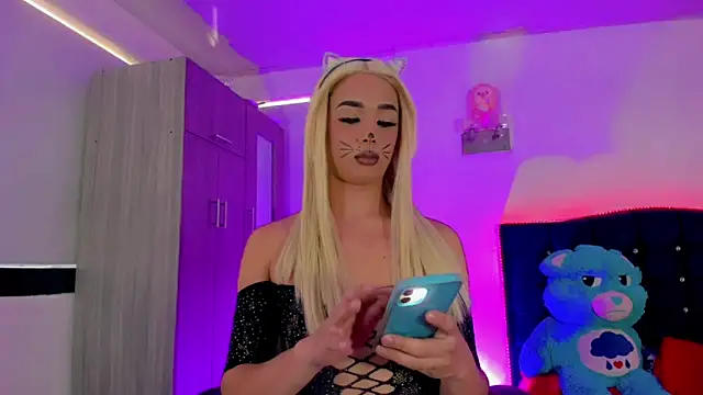 Hellen moons   online show from November 1, 7:11 pm