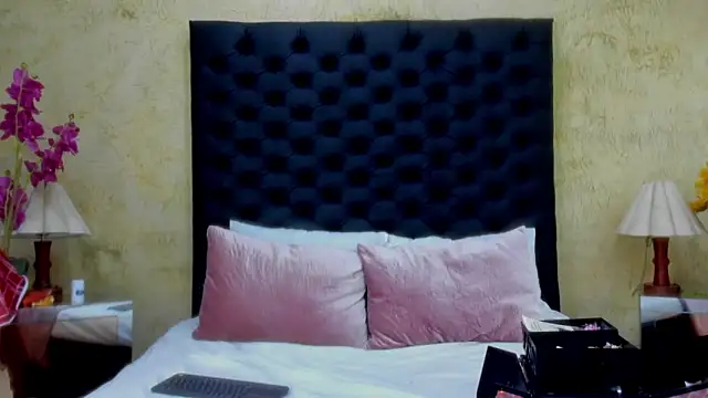 NahomiWhitel online show from February 24, 12:53 pm