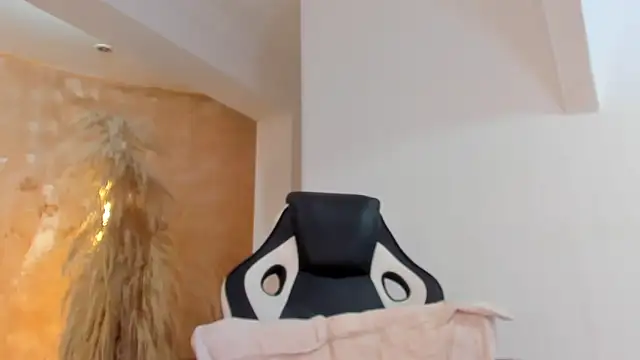 APRILL FOXX online show from February 16, 6:32 pm