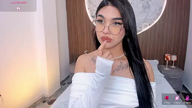 RoseCassie online show from April 6, 1:33 pm