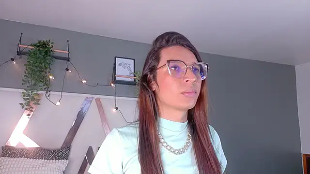 Snapshot of LauraaGomezz__ chatting on October 20, 7:28 pm LauraaGomezz online show from October 20, 7:28 pm