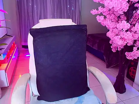 latexgoddes online show from February 8, 3:45 am