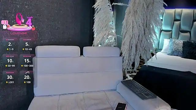 AliDiaz  online show from November 4, 7:35 pm