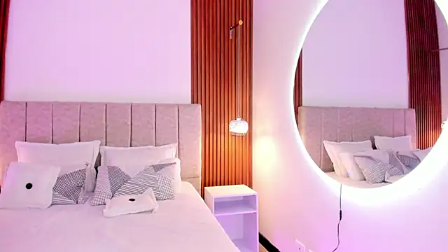 khloe-sweet online show from October 25, 1:17 pm