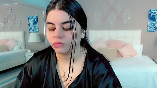 maddissonivanova online show from April 15, 7:19 pm