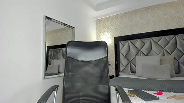 Layla Mackenzie online show from September 13, 5:13 am