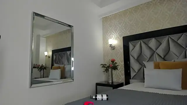 Layla Mackenzie online show from October 6, 2:44 am