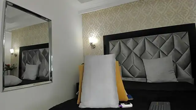 Layla Mackenzie online show from October 25, 1:00 am