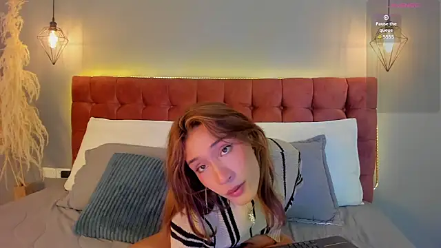 victoria decapri online show from October 3, 9:15 pm