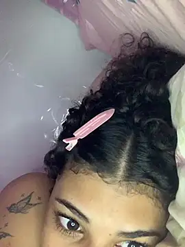 luluzinhax online show from February 20, 5:25 am