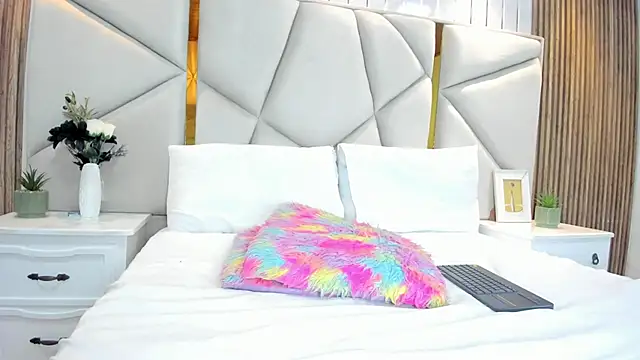 rebeca brown  online show from March 26, 11:36 am