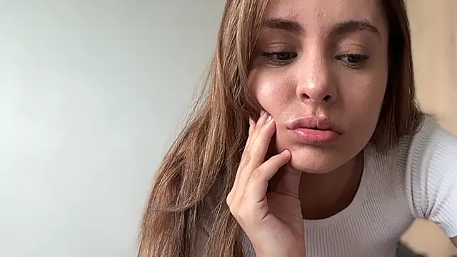 miaferrer777 online show from April 19, 8:11 pm