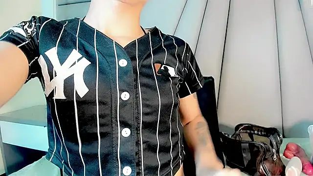 Miss-Saraii online show from April 7, 4:08 pm