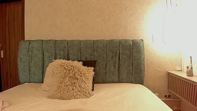 Aleera Walton online show from February 27, 8:15 pm