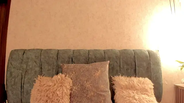 Aleera Walton online show from April 10, 9:42 pm