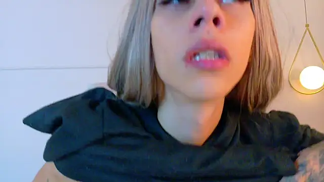 ZoeyPetit online show from May 8, 11:07 am