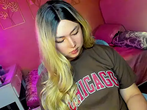 HOTnWILDalice online show from October 10, 4:02 am