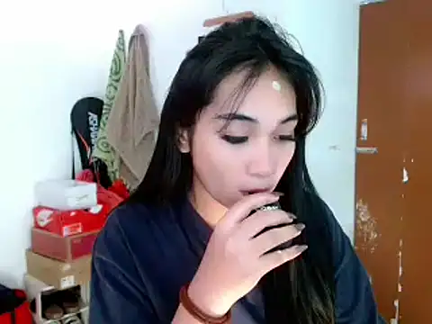 SweetLilly 18 online show from February 18, 5:09 am