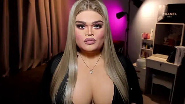 KarolinaThompson online show from December 3, 6:33 pm