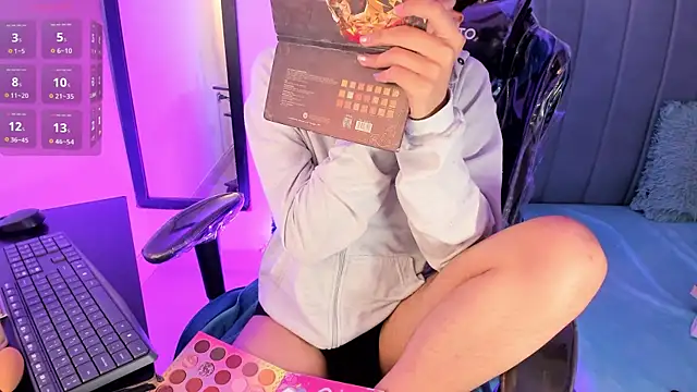 Chris boy  online show from March 21, 7:21 am