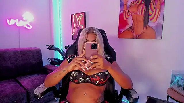 xLatinahotx online show from August 3, 10:32 am