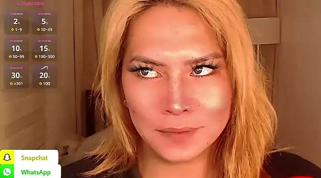 Snapshot of QUEEN_GIAMOORE69 chatting on December 20, 10:54 pm QUEEN GIAMOORE69 online show from December 20, 10:54 pm