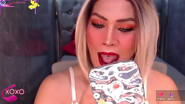 Snapshot of QUEEN_GIAMOORE69 chatting on September 16, 9:08 pm QUEEN GIAMOORE69 online show from September 16, 9:08 pm