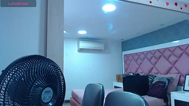 DanielaDuff online show from October 28, 7:45 pm