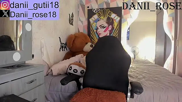 Snapshot of dani_rosee chatting on December 11, 3:15 am dani rosee online show from December 11, 3:15 am