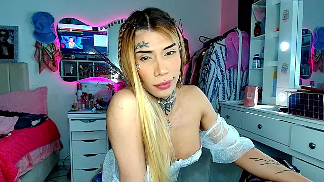 caroline cossei online show from April 6, 7:08 am