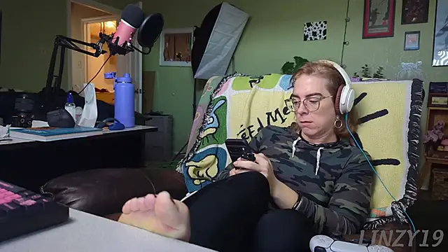 Linzy 19 online show from March 2, 3:42 pm